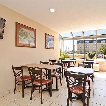 Econo Lodge Inn & Suites 