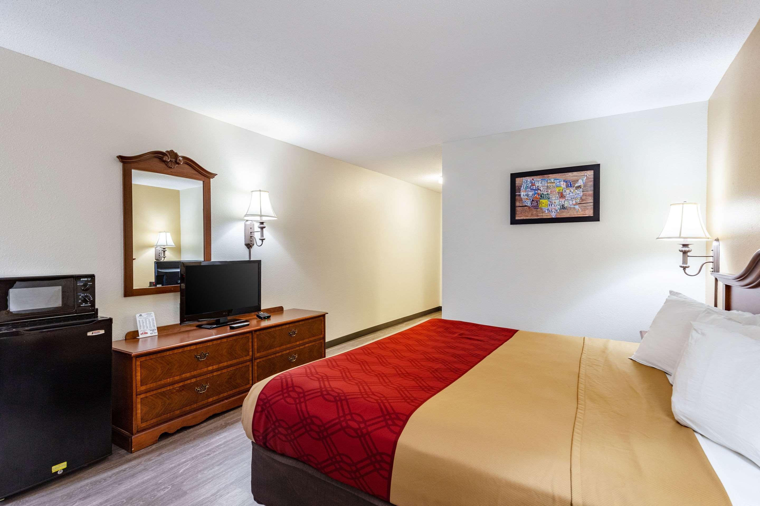 Econo & St Louis Hotel