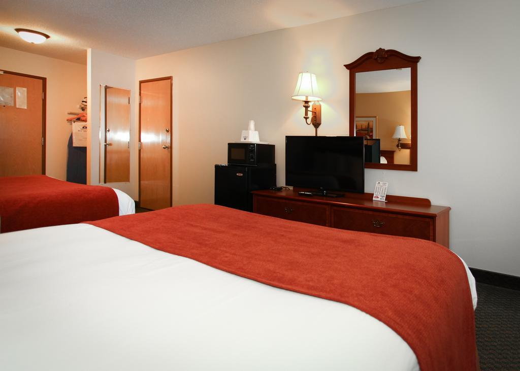 Econo & St Louis Hotel