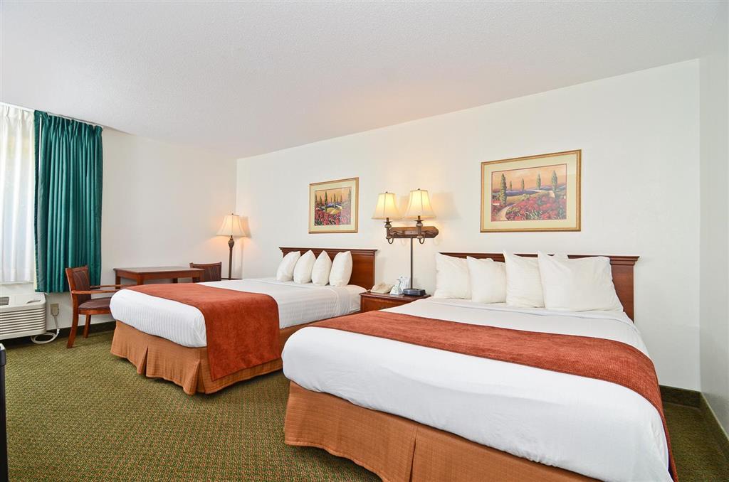 Econo & St Louis Hotel