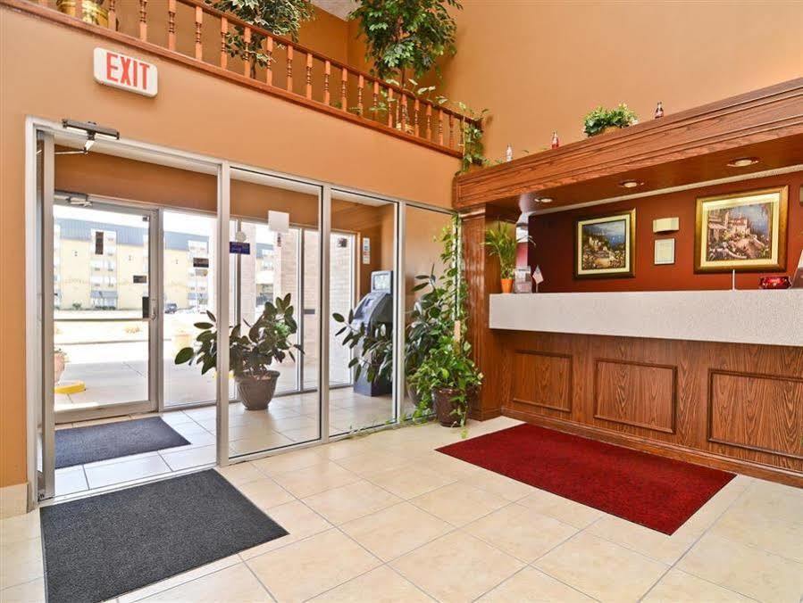 Econo & St Louis Hotel